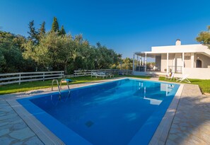 Outdoor pool, pool umbrellas, sun loungers - Ammoudi Harmony Villa (Zakynthos)