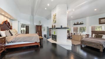 House, 3 Bedroom, 3 Bath, Lake Front | Individuelt dekorert, individuelt innredet og strykejern/-brett