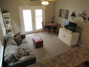 Cabaña, 2 habitaciones | Área de sala de estar | Televisión de pantalla plana 