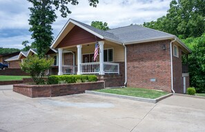 House, 6 Bedrooms | Individually decorated, individually furnished, iron/ironing board