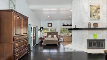 House, 3 Bedroom, 3 Bath, Lake Front