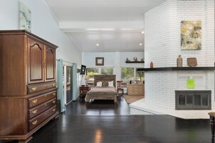 House, 3 Bedroom, 3 Bath, Lake Front | Decoración individual y mobiliario individual