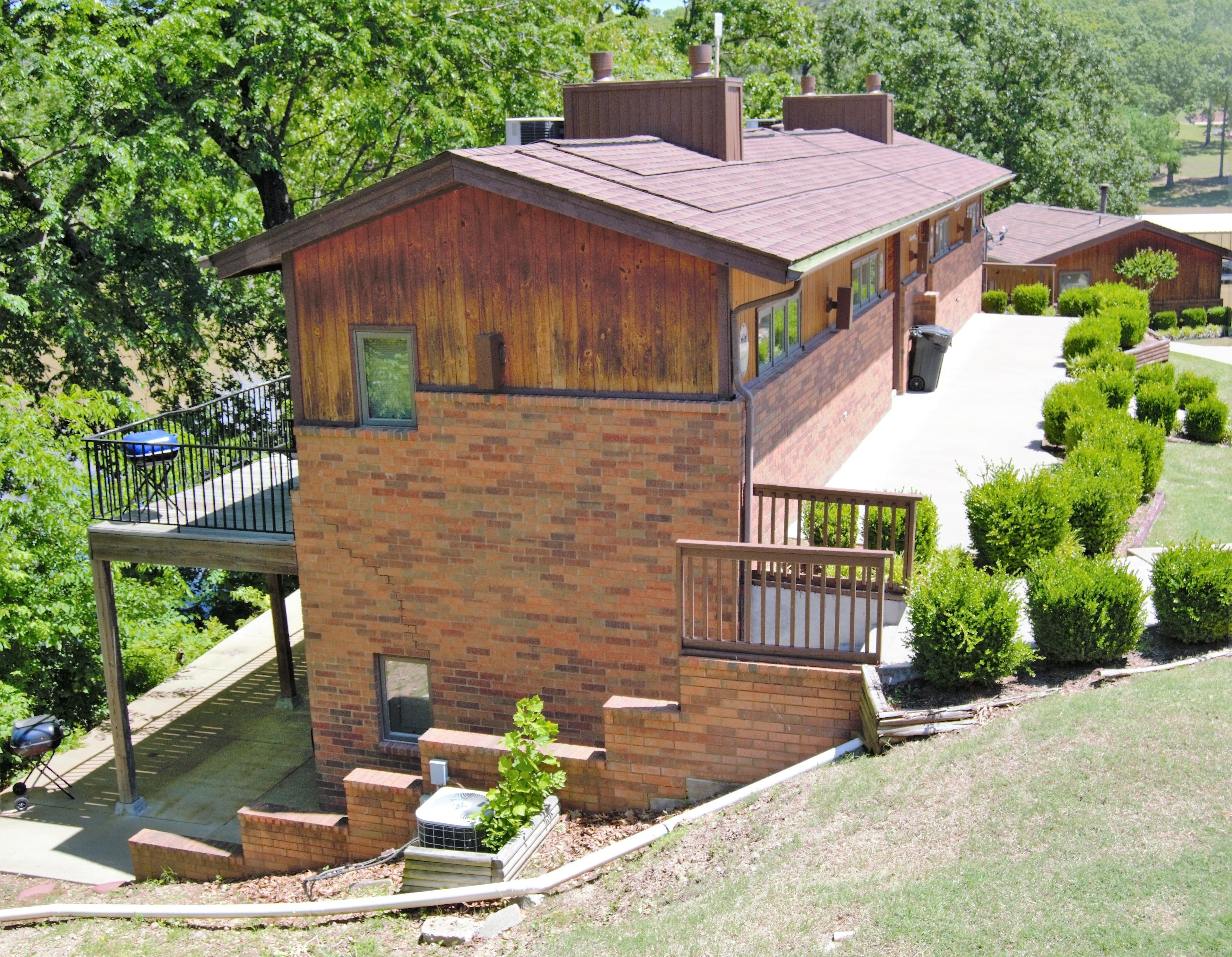 Suite 1 Bedroom, 1 Bath, Fireplace, Hot Tub | Didekorasi berbeda-beda dan dilengkapi dengan perabotan berbeda-beda