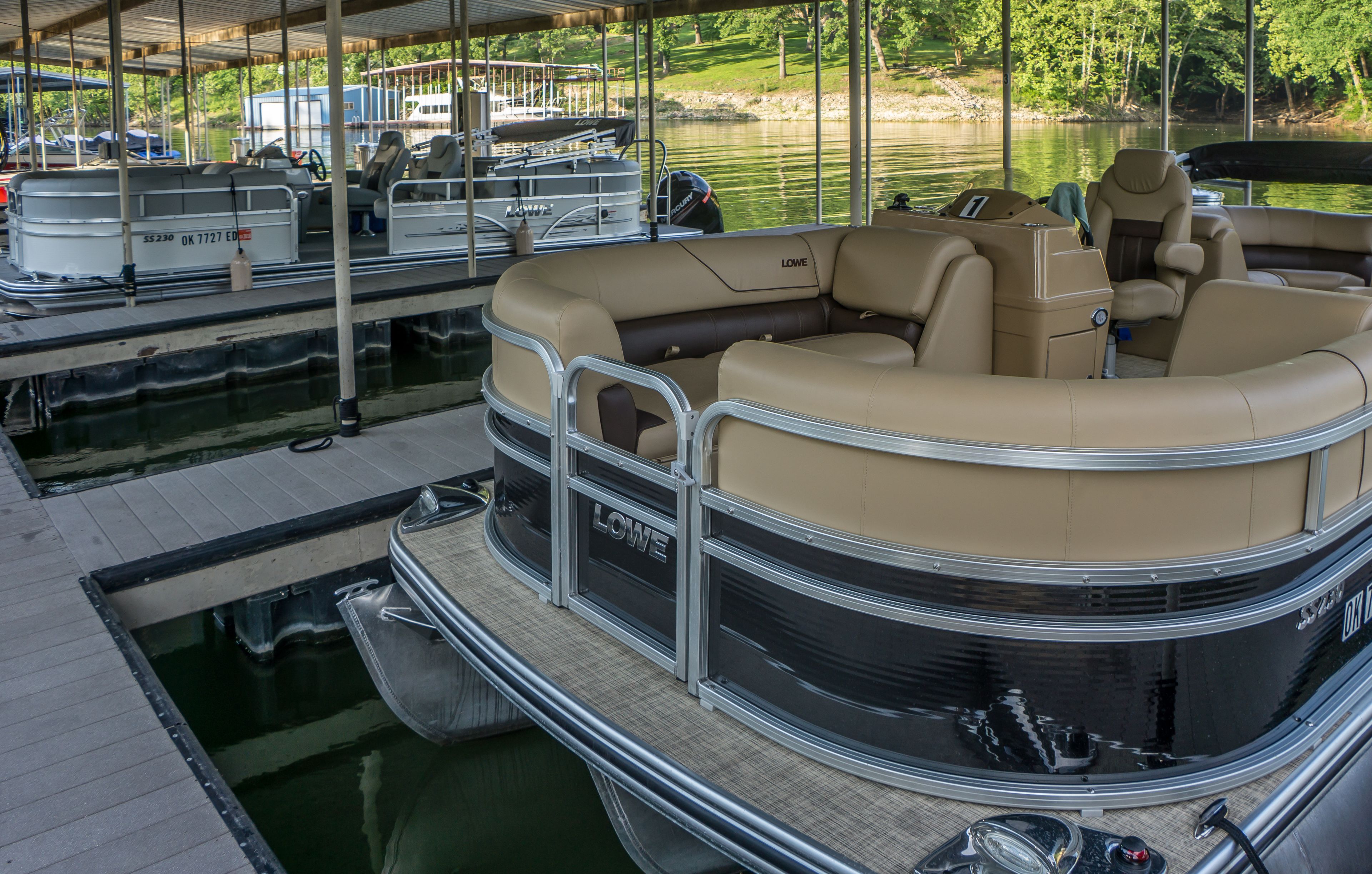 Un bateau doté d’un pont couvert, d’un espace salon et d’une petite piscine.