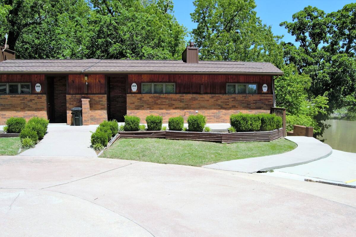 Suite 1 Bedroom, 1 Bath, Fireplace, Hot Tub | Lake view