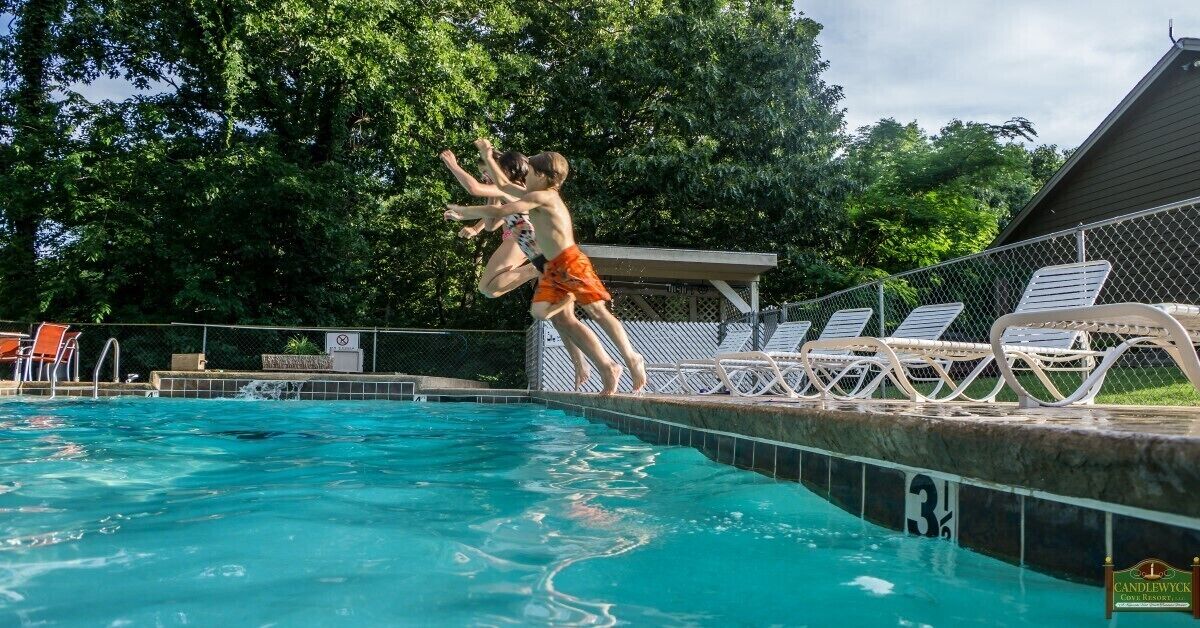 สระว่ายน้ำกลางแจ้ง