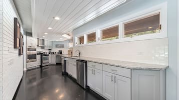 House, 3 Bedroom, 3 Bath, Lake Front | Private kitchen