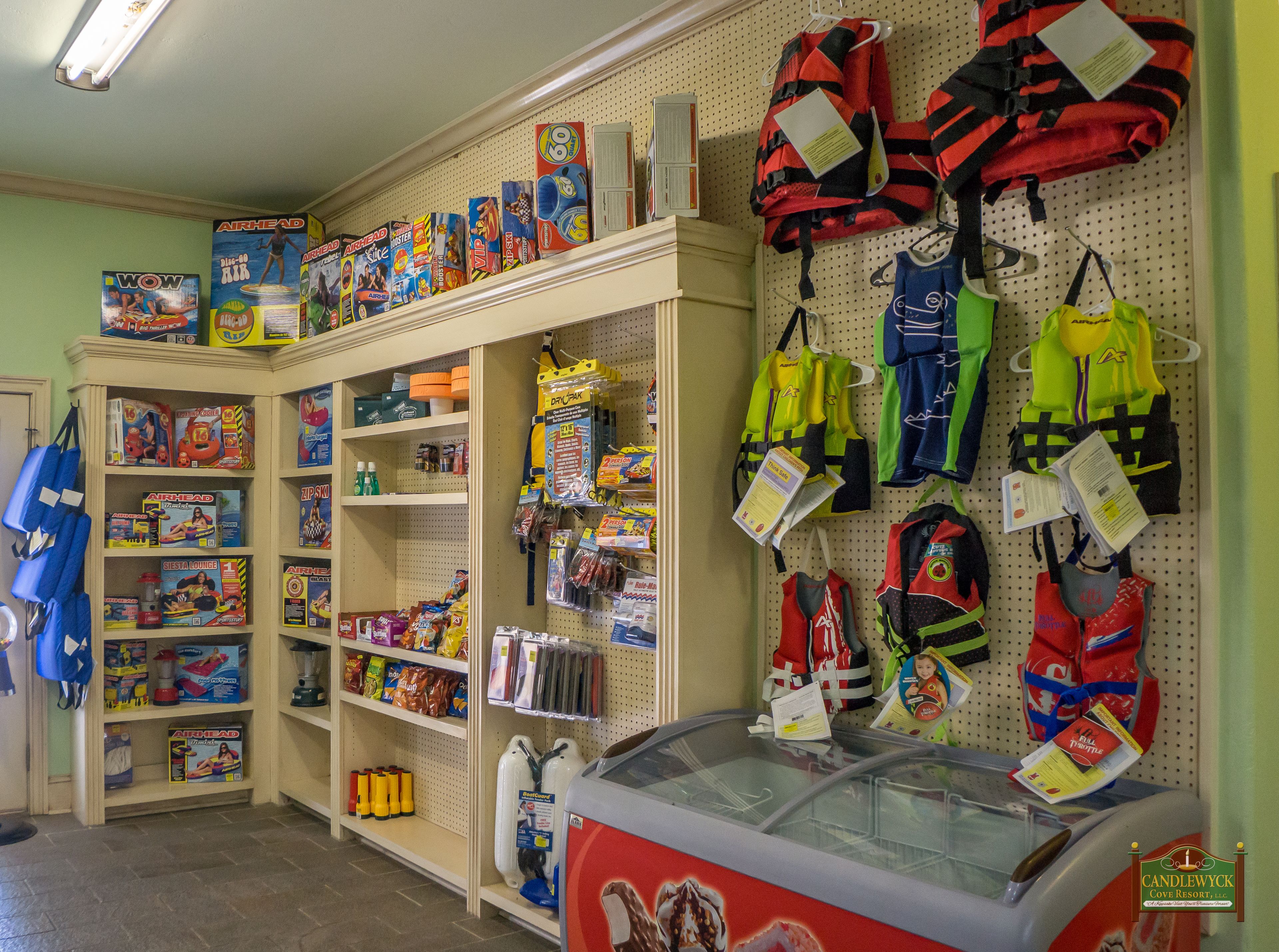 Un magasin dont les étagères sont remplies de jouets, de jeux et d’équipements de sécurité.
