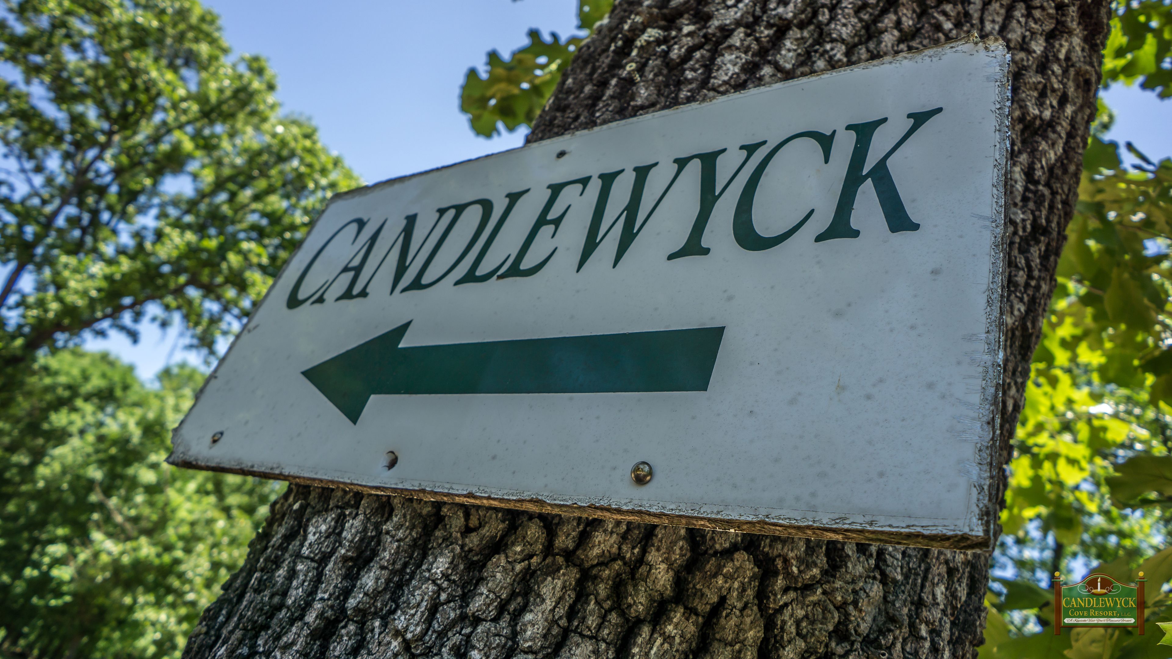 Een richtingsbord met de naam 'CANDLEWYCK' en een pijl die naar links wijst.