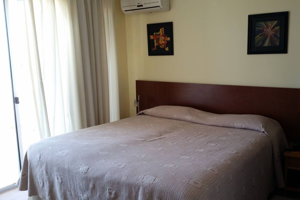 Ropa de cama de alta calidad, minibar, caja fuerte