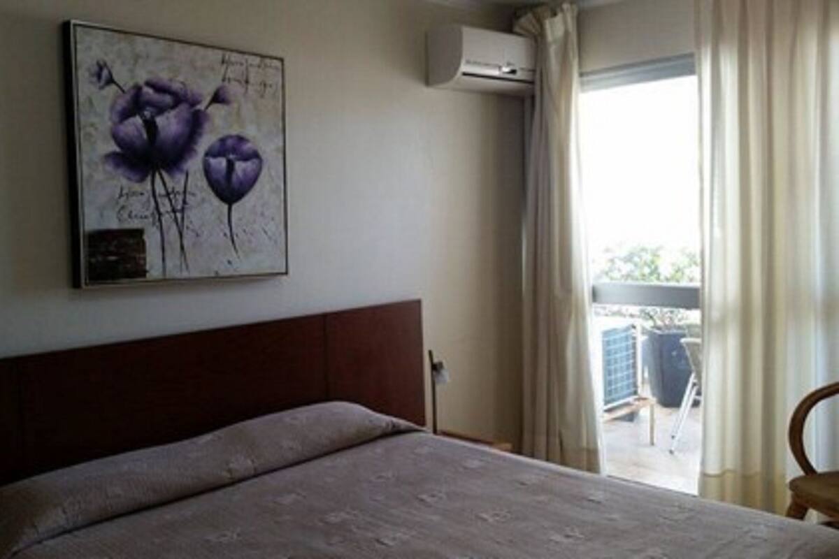 Ropa de cama de alta calidad, minibar, caja fuerte