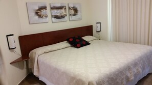 Roupas de cama premium, frigobar, cofres nos quartos