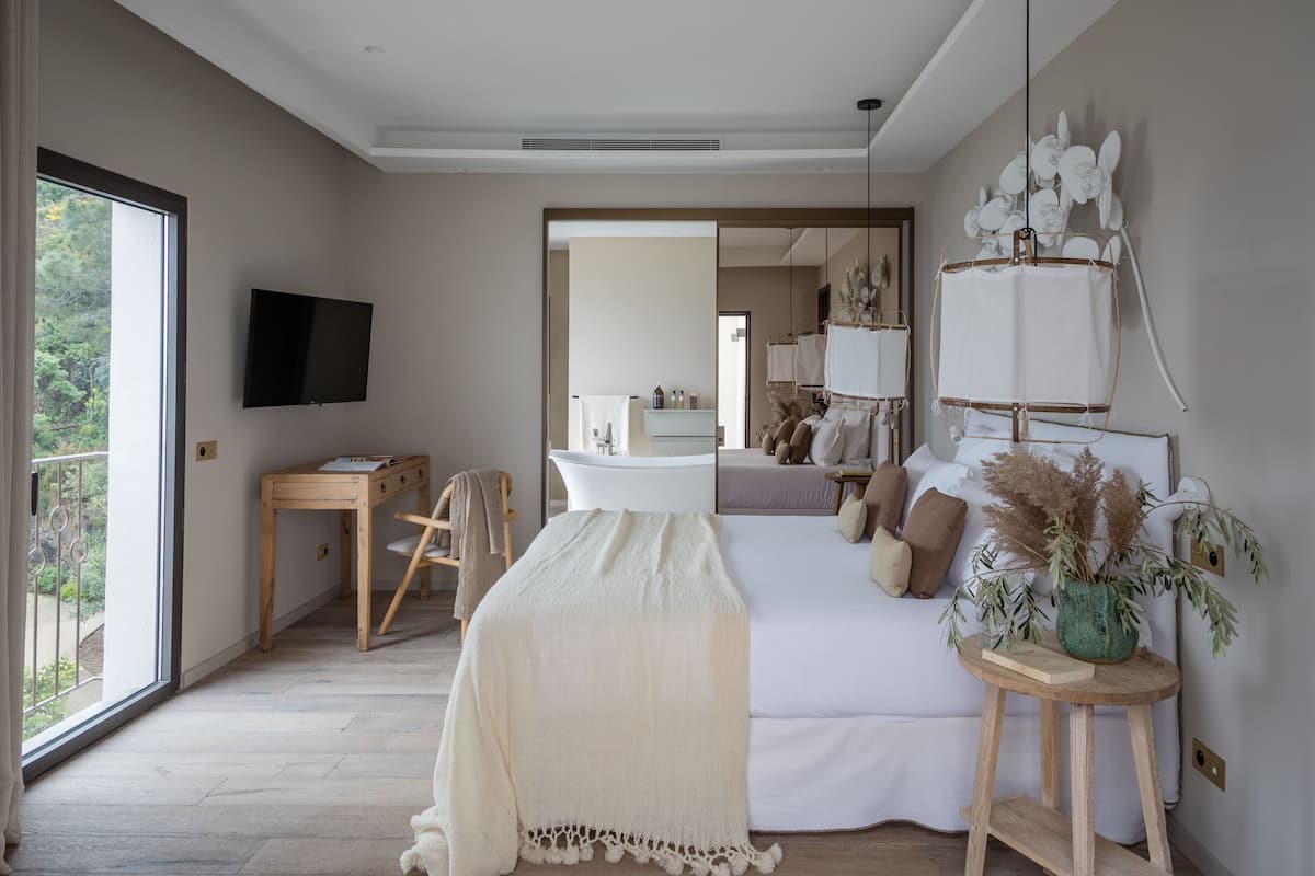 1 bedroom, premium bedding, minibar, in-room safe