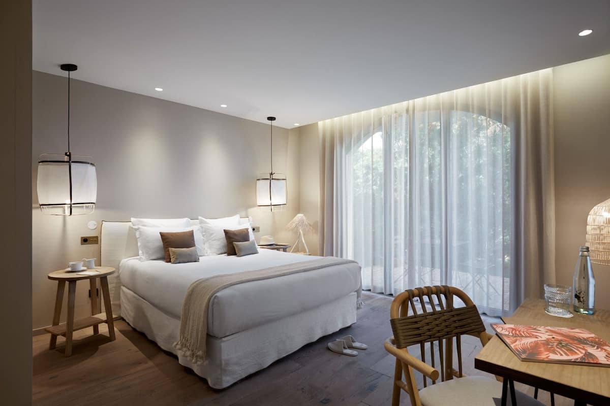 deluxe double room | 1 bedroom, premium bedding, minibar, in-room safe