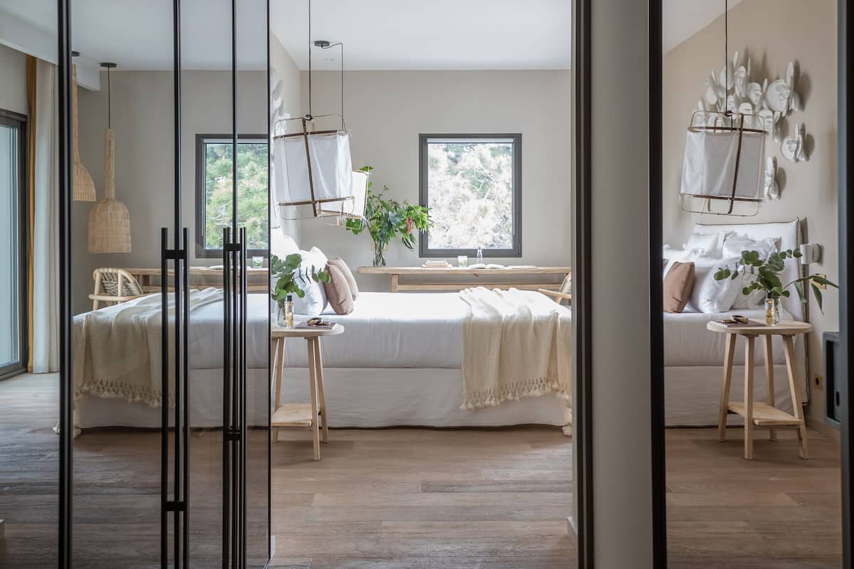 deluxe double room, sea view | 1 bedroom, premium bedding, minibar, in-room safe