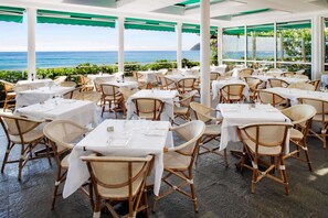 Petit déjeuner, déjeuner et dîner servis sur place, vue sur la plage