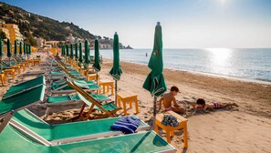 Private beach, sun-loungers, beach umbrellas, beach towels - Hotel Beau Sejour (Alassio)