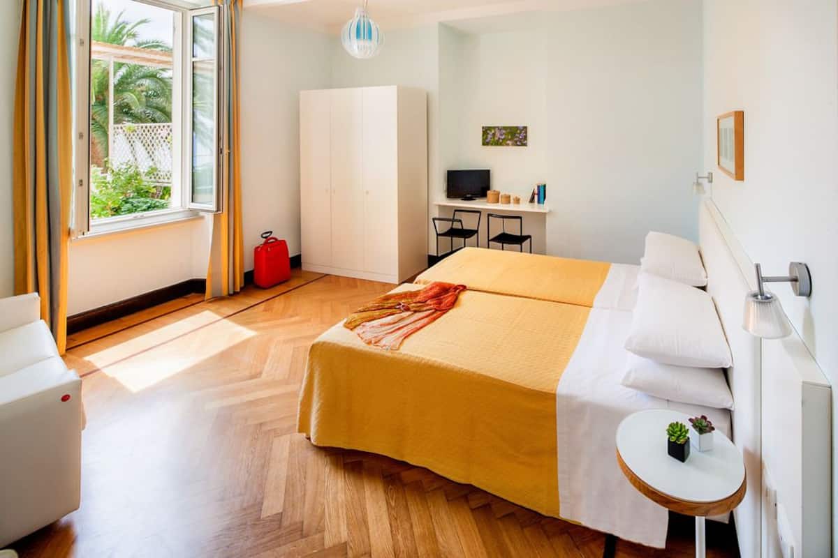 Dreibettzimmer, Balkon | Zimmersafe, Schreibtisch, kostenloses WLAN