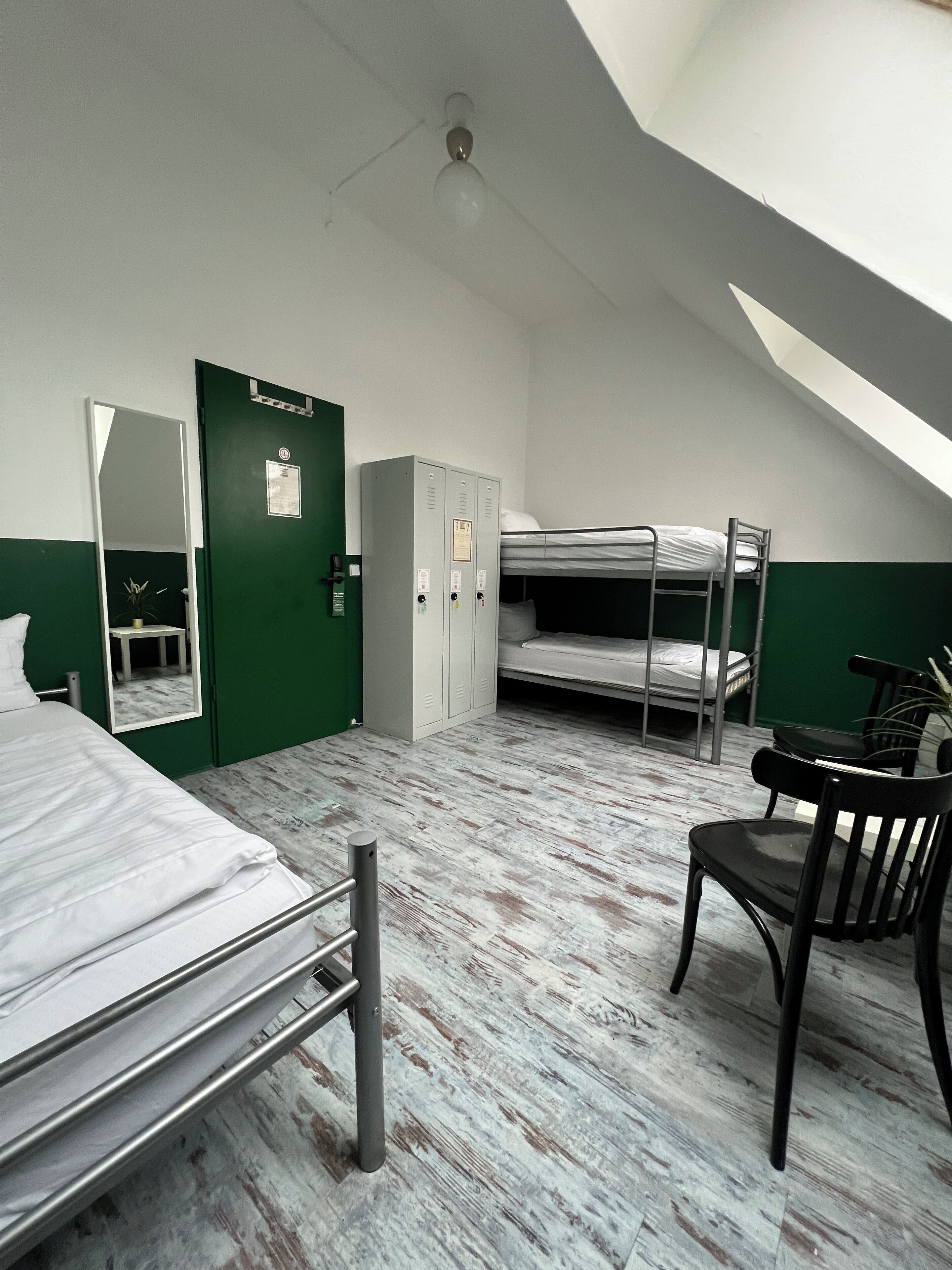 Quarto triplo básico, banheiro compartilhado | Cofres nos quartos, Wi-Fi de cortesia