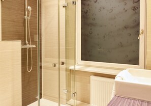 Chambre Standard avec lits jumeaux, salle de bains privée | Salle de bain | Douche, serviettes fournies