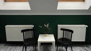 Eenvoudige driepersoonskamer, gedeelde badkamer | Een kluis op de kamer, gratis wifi