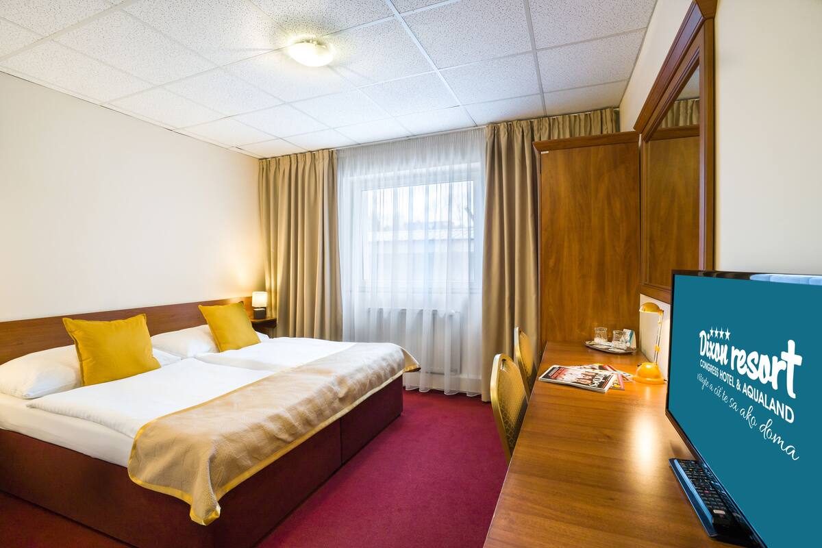 Minibar, Zimmersafe, Schreibtisch, Verdunkelungsvorhänge
