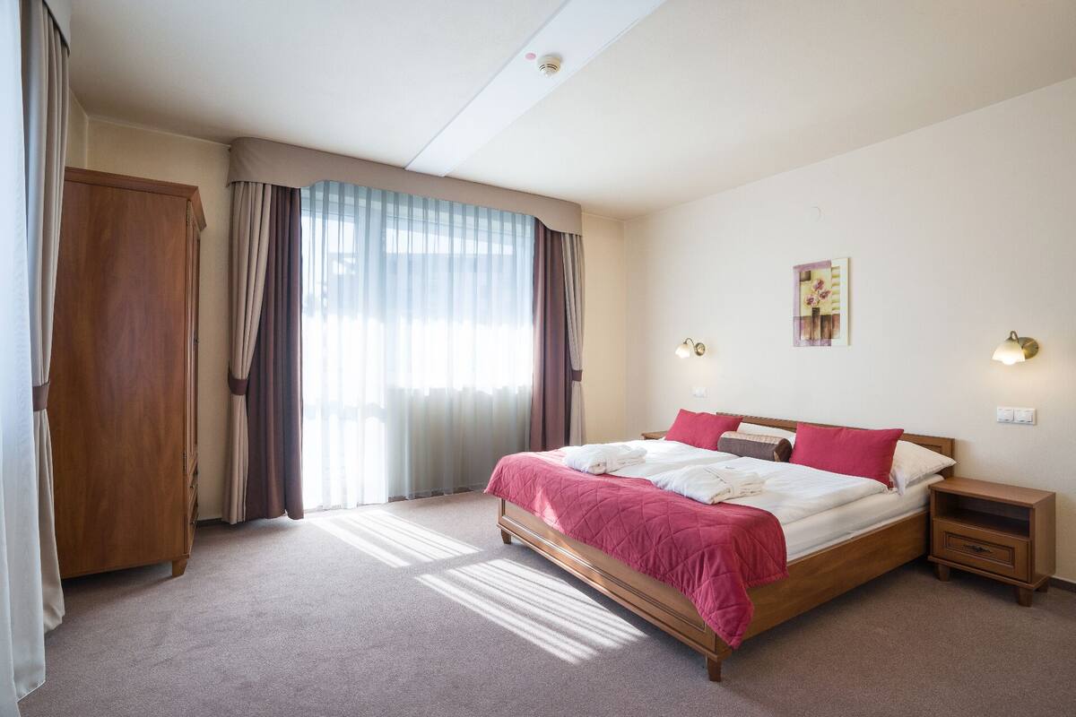 Minibar, Zimmersafe, Schreibtisch, Verdunkelungsvorhänge
