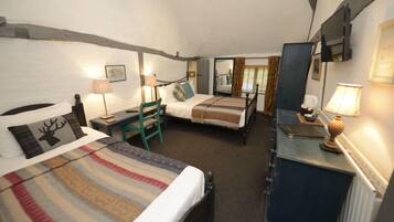 Decoración personalizada, muebles diferentes, escritorio y wifi gratis