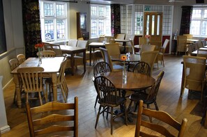 Breakfast, lunch and dinner served - The White Lion Inn (Solihull)