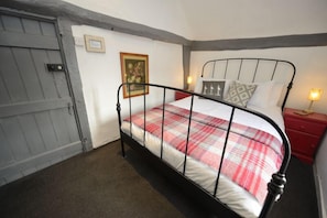 Individually decorated, individually furnished, desk, free WiFi - The White Lion Inn (Solihull)