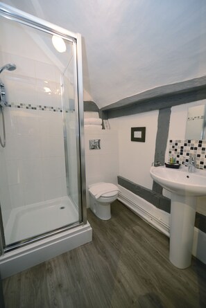 Twin Room | Bathroom | Shower, hair dryer, towels - The White Lion Inn (Solihull)