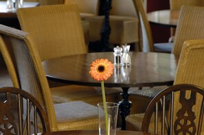 Petit déjeuner, déjeuner et dîner servis sur place