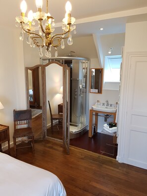 Standard Double Room (2eme étage N°6 sdb ouverte) | Bathroom shower - Manoir de Kergrec'h (Plougrescant)