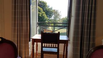 Neljän hengen huone (1 salle de bain 2eme étage N°9) | Huoneen varustelu