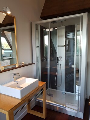 Chambre Quadruple (2 salles de bains, 2eme étage N°10) | Salle de bain