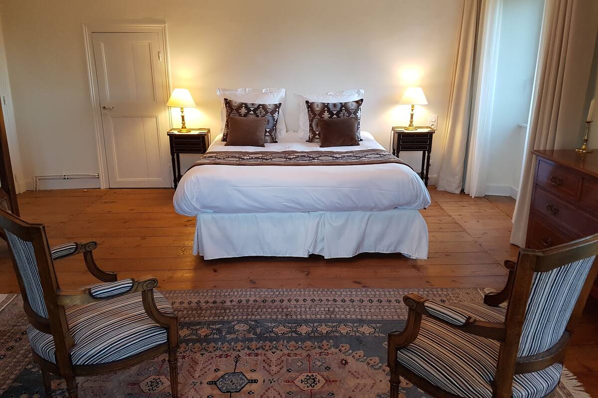 Værelse til 4 personer (2 salles de bains, 2eme étage N°10) | Individuelt design, individuel indretning, skrivebord