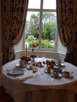 Daily continental breakfast for a fee - Manoir de Kergrec'h (Plougrescant)