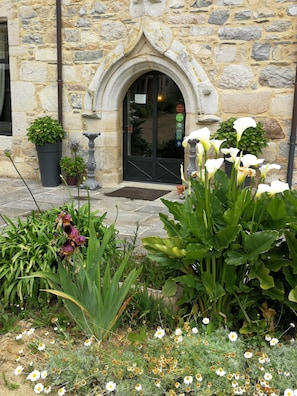 Property entrance - Manoir de Kergrec'h (Plougrescant)