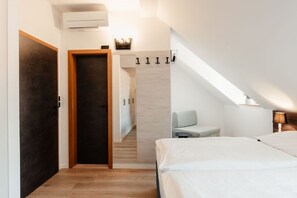 Basic Double Room, 1 Bedroom | Desk, free wired internet, bed sheets - Penzion Austis (Znojmo)