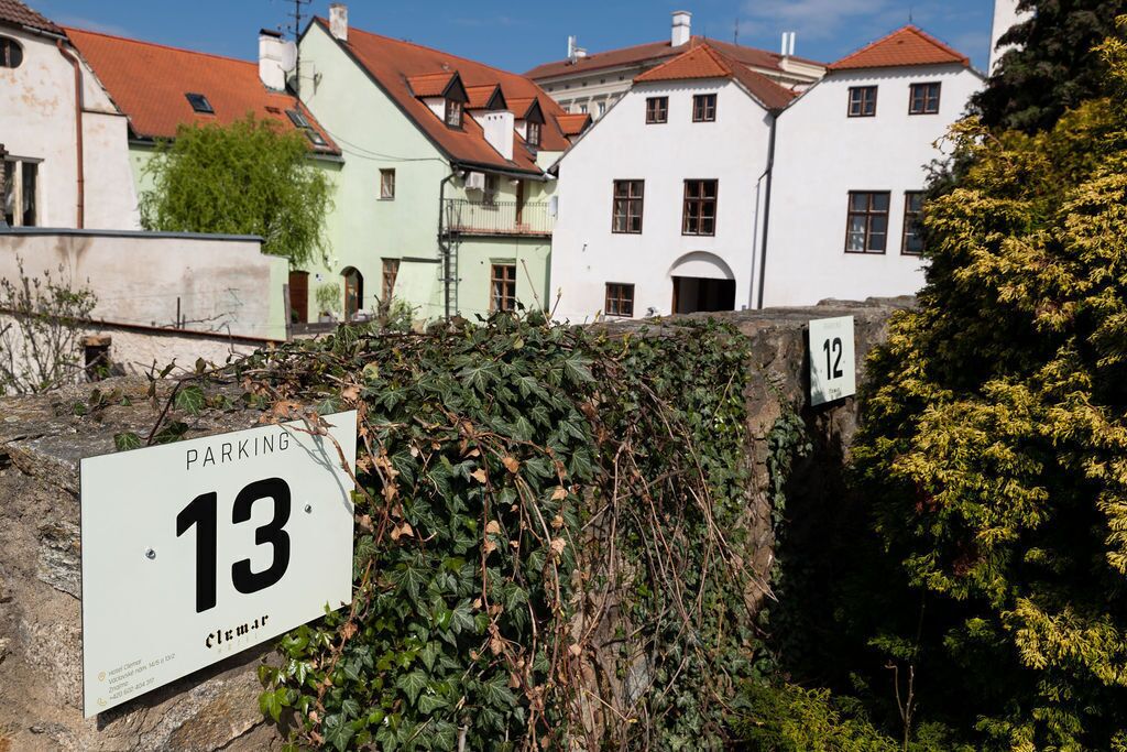Señalización para la plaza de estacionamiento número 13 en una zona histórica con arquitectura europea tradicional.