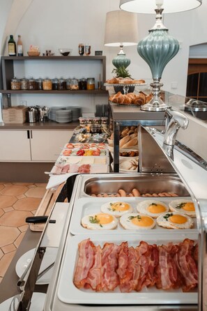 Daily continental breakfast for a fee - Penzion Austis (Znojmo)