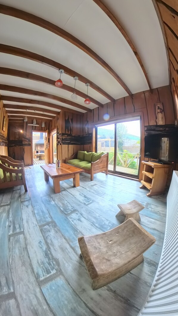 Family Cabin | Iron/ironing board, free WiFi, bed sheets