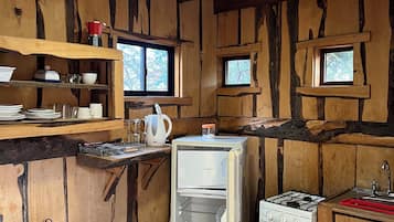 Cabana superior, 1 quarto, para não fumantes, vista para o resort | Cozinha privada | Geladeira grande, fogão, cooktop, cafeteira/chaleira