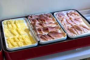 Drie schalen met eten op een toonbank.