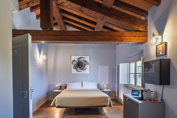 2 bedrooms, down duvets, minibar, in-room safe