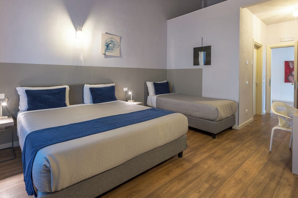 Kamar Quadruple Keluarga, 1 kamar tidur, pemandangan kebun | 2 kamar tidur, selimut bulu angsa, minibar, dan brankas