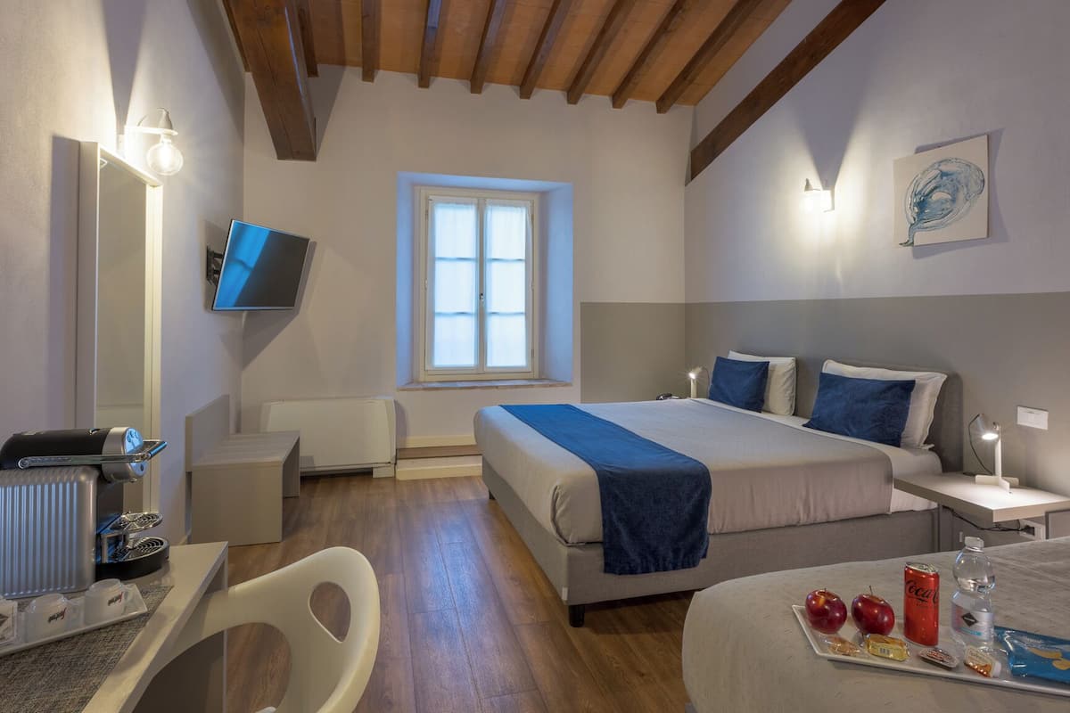 2 kamar tidur, selimut bulu angsa, minibar, dan brankas