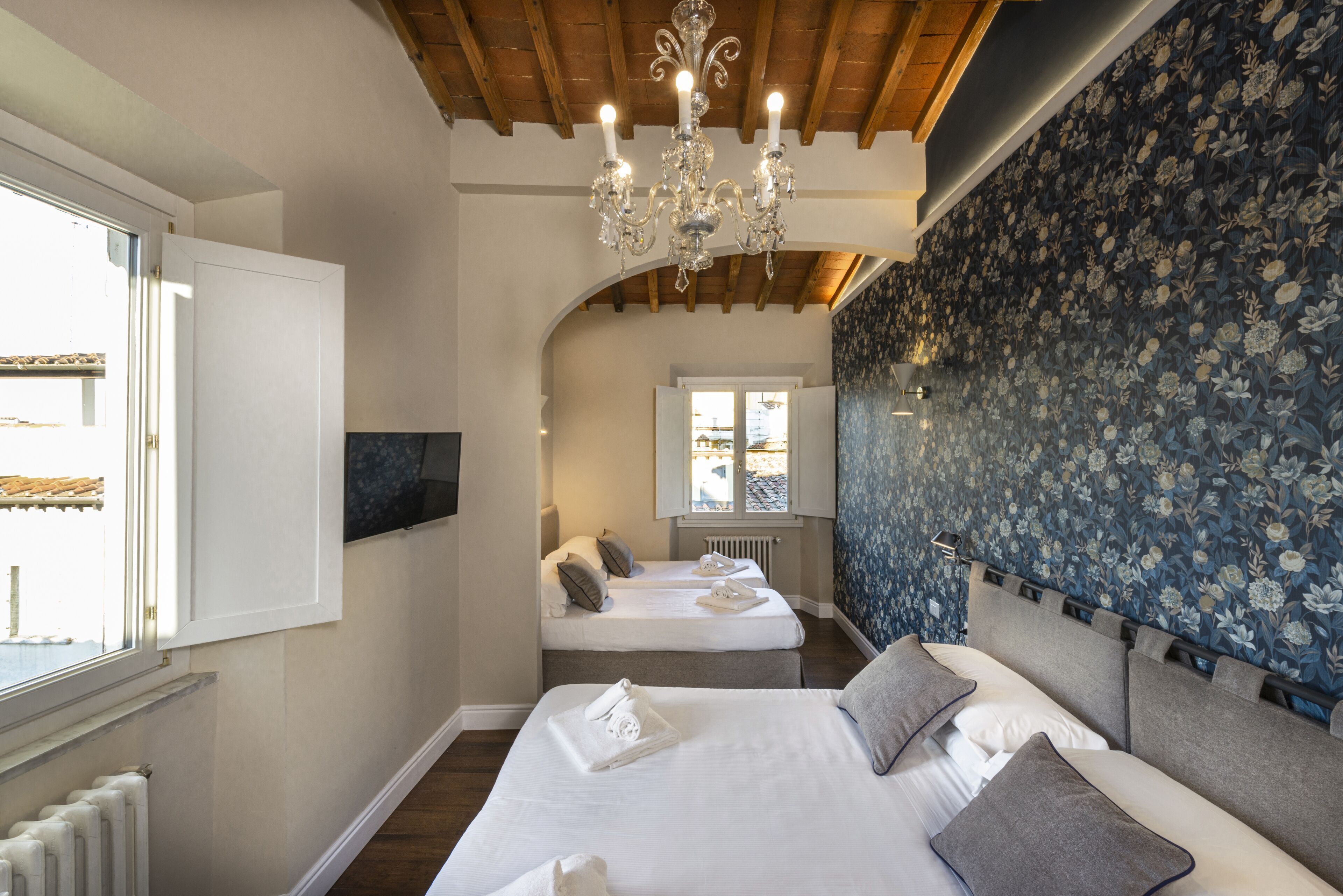 أغطية فراش متميزة وألحفة محشوة بالريش وميني بار وخزنة داخل الغرفة