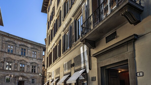 A multi-story building with classic architectural features, including ornate balconies and large windows. - Parione Uno (Florence)