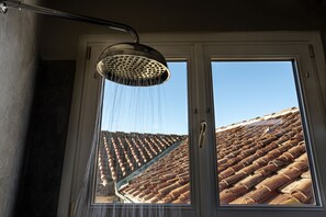 Superior Room | Bathroom | Shower, rainfall showerhead, free toiletries, hair dryer - Parione Uno (Florence)